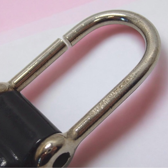 GUCCI Patent Leather Signature Keyring/ Bag Charm 🤩 - Picture 5 of 10